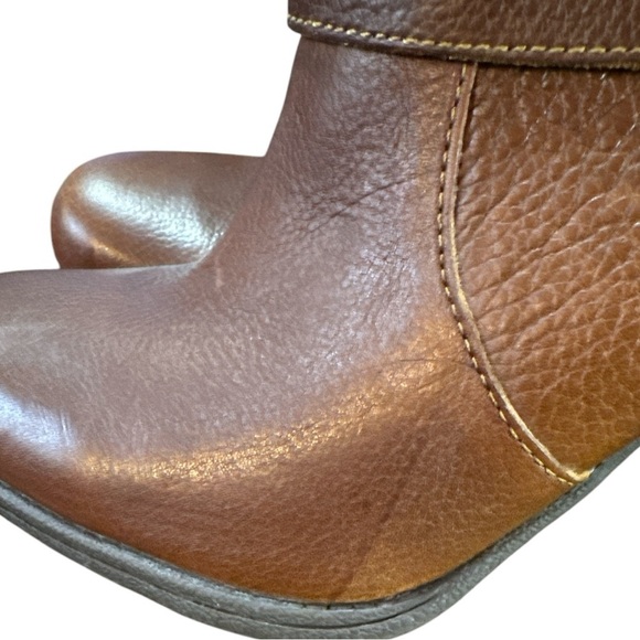 Born B.O.C Traipse Brown Heeled Booties - Picture 5 of 7